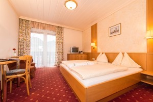 Zimmer Landhaus mit Seeblick - © www.hotel-moser.at