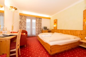 Zimmer Zirbe mit Seeblick - © www.hotel-moser.at