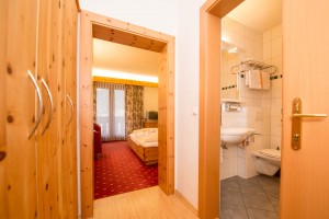 Zimmer Zirbe mit Seeblick - © www.hotel-moser.at