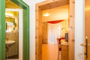 Einzelzimmer mit Waldblick - © www.hotel-moser.at