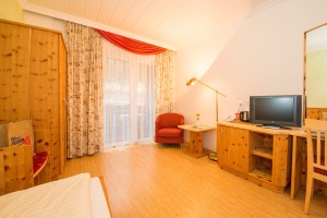 Einzelzimmer mit Waldblick - © www.hotel-moser.at